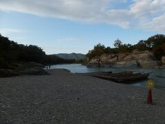 神流湖の帰りに長瀞経由で寄居駅まで送ってもらった。
長瀞に寄って荒川に岩畳を見に行きました。
