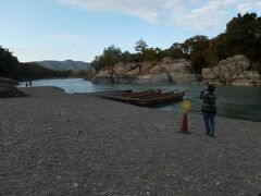 長瀞川くだりは、ABCの3コースで、荒川ライン下りは、Aがチャレンジ、Bがロマンチック、Cが全長コースで、それぞれ3km、3km、6km、1800円、1800円、3300円です。
岩畳を中心に高砂橋までの3kmと上流の親鼻橋までの3kmと両方合わせた6kmコースです。