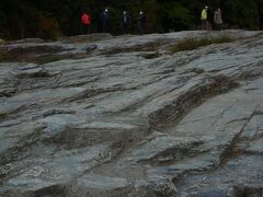 この大きな岩がたくさんありました。
これを岩畳と言うそうです。
この上を歩いている人が結構いた。
岩畳を見に来たら岩畳の上を歩いてみたい？