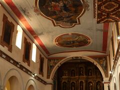 教会に入るとまずは天井画が目に飛び込んできました。
スカイブルー、スペイン語だとセレステと言うんでしょうか。
鮮やかな天井画だな♪