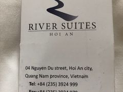 ホイアンのホテルＲｉｖｅｒ　Ｓｕｉｔｅｓはです。川のほとりにあります。