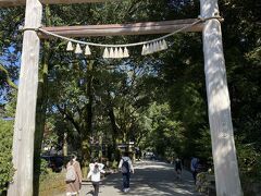 天岩戸西本宮の駐車場も出入りが多いので

少し待てば満車でも入れる感じ

東本宮の方にも駐車場はありますので

両方参拝するならどちらでもOKです

西本宮への鳥居をくぐって参道へ