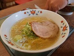 空港内の「おんじき」で、函館塩ラーメン。

普通においしい。