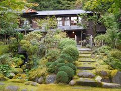 こちらは金谷ホテル歴史館。日光金谷ホテルの前身、最初に外国人を泊めた屋敷だそうだ。この横に金谷ホテル歴史館というバス停があるのだが、日光金谷ホテルに泊まるつもりでここで下車すると、ホテルまで結構歩くことになる。ここも内部見学はしなかった。その代わり隣の金谷ホテルベーカリーでカレーパンを購入。