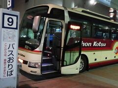 神戸三宮到着、大体２３：３０。

福知山まで、高速が工事通行止めでしたが、定刻に５分も遅れず到着。
普段はもっと早く着くのでしょう。

六甲山をブチ抜く有料トンネルで、三宮駅寸前まで殆ど高速・有料道路で来れます。
六甲山の交通インフラの充実ぶりには感服しますね。

札幌なんか札幌駅～札幌南インター間、市街地４０分ですよ…