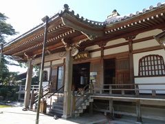 左手に目を転じると、補陀洛山寺の本堂が見えます。

かつての神仏習合の様子がうかがえます。