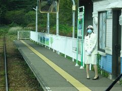 ０９：５７　あきた白神駅に停車　観光駅長さんがお出迎えです