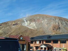 浄土平ビジターセンター到着。
晴れ晴れと秋の空。背後の山からは、硫黄臭の煙が上がっています。

小富士は、このビジターセンターの向かい側です。