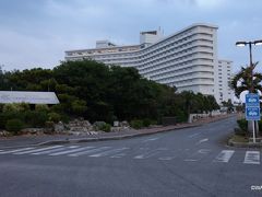 07:12　Royal Hotel 沖縄残波岬　沖縄県中頭郡読谷村　ロイヤルホテル沖縄残波岬
通過時間の目安程度、アメリカンヴィレッジのホテルは06:05発です。