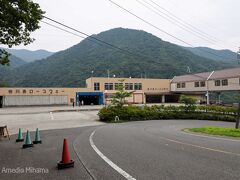 お天気はくもり。そんなにお天気は悪いほどでもないのに谷川岳ロープウェイは運行していませんでした。どうやら数日前に落ちた雷の影響で故障だとか…。ロープウェイにのる計画にしてこなくてよかった…。駐車場でハイキング装備に着替えて出発です。
