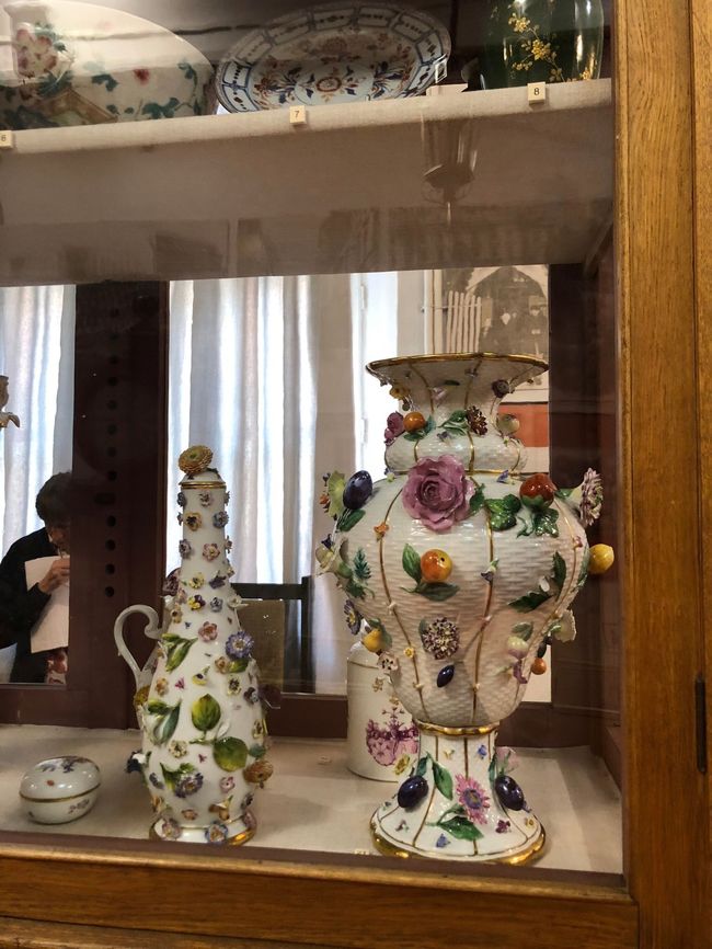 リガの大聖堂の近くにある歴史と海運の博物館です。<br />18世紀ごろのリガの芸術品が展示されており、鉄砲や船の模型、陶器や当時の貴族の服装等がありました。<br />航海系の展示エリアでは商業都市としてのリガの成り立ちがわかります。リガは運河に恵まれ、運河から発展しました。