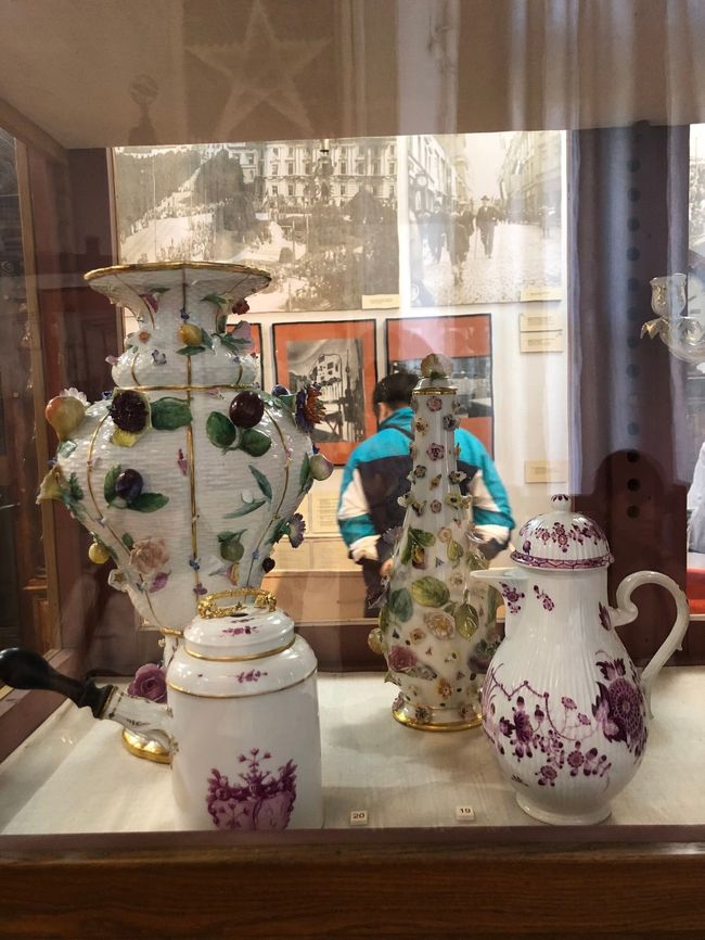 この博物館で私が特に興味を持ったのは陶器でした。お皿や壺のようなもの、人形などが数多く展示されていました。繊細で絶妙な色使いに惹かれました。陶器は飾っても使っても楽しいので飽きませんね。<br /> <br />この博物館は、展示品の横にロシア、ドイツ、イギリスの説明書が置いてあり、様々な国からの来館者がリガの歴史を学ぶことが出来ます。