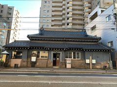 通りすがり、「あの建物なんだろう～」とよく見たら「町民文化館」と書いてありました。
https://www.kanazawa-kankoukyoukai.or.jp/spot/detail_10038.html
明治40年（1907年）に建てられた銀行の建物だったそう。石川県有形文化財に指定されています。
