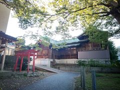 暗がり坂を上がりきったところには神社がありました。
地図で調べると「久保市乙剣宮」という神社でした。
「くぼいちおとつるぎぐう」と読むみたい。

https://www.kanazawa-kankoukyoukai.or.jp/spot/detail_10095.html
【↑HPより：文豪・泉鏡花の生家が近くにあり、幼い頃によく遊んだと言われています。境内には鏡花ゆかりの神社として、彼が詠んだ句碑が建立されています】