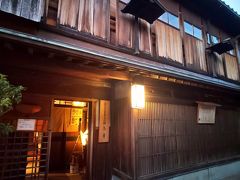 ふと見ると、お茶屋の「志摩」さんがまだ開いていたので入りました。
http://www.ochaya-shima.com/shima/shima_f.html