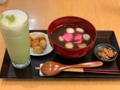 21:00発の北陸新幹線まではたっぷり時間がありました。
お土産を物色したり、「不室屋カフェ」で生麩しらたまを食べたり。
しらたまの右の小皿にあるのは「お麩のしぐれ煮」です。
甘いのとしょっぱいので交互にイケます。
https://www.fumuroya.co.jp/shop-list/insyoku/
