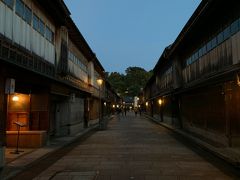 夕暮れのひがし茶屋街
このあたりは以前の旅行の時にたくさん見て回ったので、今回は雰囲気だけ味わいに。
。。というかお店ほぼ終わってた(^_^;)