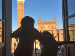 20
2016年８月
Siena
息子３歳、娘１歳の時に初めて訪れたシエナ。
その時娘はまだ歩き始めて間もなく。
シエナのカンポ広場でよちよち歩き。
息子は前日まで４０度ほどの熱。
いろいろとハラハラした旅でした。

しかしこの時は上の子も小学一年生。
いろいろと興味を持ちながらの旅。

そしてこの部屋はカンポ広場に面している宿。
値段もリーズナブル。
眺めも最高でテンションの上がる兄妹でした。

この日の晩は妻が熱を出し、
体中に発疹。
夜中、保険会社に電話したり、
病院を探したり、大変な夜になろうとはこの時は知りもせず・・・

結局病院には行かないうちに朝が来て、
薬局で薬を購入。
なんとか良い方向に向かっていったのですが。

旅行中は健康でいられることが最高の贅沢かもしれないですね。
