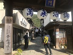 鳥居の直ぐ横にある横丁