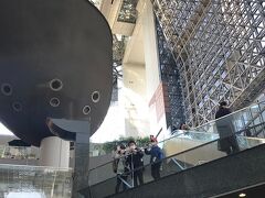 家族は京都駅見学。
怪獣映画好きの長男がさっそく、ここは平成ガメラの 『ガメラ3 邪神〈イリス〉覚醒』でゴジラとイリスが死闘を演じた場所だということを発見し御満悦。そういえば京都が舞台だったな。
https://youtu.be/tCsKMTwcpgs