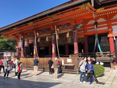 花月の誘惑を振り切ってまずは八坂神社でお参り。