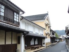 真ん中の背の低い白漆喰壁の建物は地味ですが、大村家住宅という重要文化財です。

内子では町屋資料館の次に古い建物だそうです。