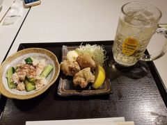 阪急三番街のフードホールで
観劇後のちょっと一杯。
友人たちと食べたいものやおなかのすき具合が違っていても
それぞれ食べたいものをチョイスできるので便利です。
私はあまりお腹すいていなかったので、
おつまみとから揚げ（とハイボール）という
おっさんセットを食べているかと思うと、
隣で友人はパスタとスパークリングワインだったり自由です^^
（ここのお店は大阪府のプレミアム食事券も利用できました）