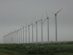 　林立する風力発電機。オトンルイ風力発電所ですな。
　オモチャを飛ばして空撮してみたい気もしたけど、これだけの風力発電機を設置するだけの土地だけあって風が強く、断念。
?´･ω･`?天気が良ければ風も穏やかなんだろうけど。