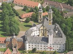 ＜Deutschordensschlossドイツ騎士団宮殿＞この旅⑧番目の城
D-97980 Bad Mergentheim　、Schloss 16 
http://www.deutschordensmuseum.de/　　

ブルク通りをまっすぐ進むと、ドイツ騎士団の居城の城門に至る。
立派な紋章が掲げられた半円形の城門をくぐって中に入ると、中央に大きな菩提樹が立つ中庭がある。

かつては水城で、13世紀にドイツ騎士団の居城となった。
この騎士団は東方植民地の獲得に活躍し、プロイセン（後のドイツ帝国）の基礎を築いたと云う。

当地には旧教派の騎士団が残り、ナポレオンに敗退するまで、本拠地としていたので、1526~1809年の長い間、騎士団総長の宮殿があった。
Schlosskircheドイツ騎士団教会は高名な建築家のJohann Balthasar Neumannヨハン・バルタザール・ノイマンの作品で、歴代の騎士団総長等の墓がある。

1996年開設の博物館：
開館；火～日・祭日　10時半～17時
制服、紋章、歴史文書で300年に及ぶドイツ騎士団総長の伝統を展示している。 

写真はバート・メルゲントハイム：Deutschordensschlossドイツ騎士団宮殿・俯瞰