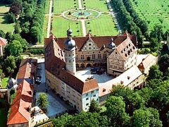 ＜Schloss Weikersheimヴァイカースハイム城見学＞
16：00～17：20　　この旅⑨番目の城。
ガイド見学・1時間　入場料　Euro11　

ヴァイカースハイム城は1967年に至る長い期間、Fuersten von Hohenloheホーエンローエ侯爵家の居城であった。その支配地の城の中で最も優れ、かつ美しく、代表的な城である。

この城は1156年に築城された当時は水城であったが、1586～1605年に新たに建設されたのが現在のものである。
俯瞰した城館は3角形の格好をしていて、庭園側に向いた本館はルネサンス様式の建物で、バロック、ロココの各様式も見られる。

写真はヴァイカースハイム城：俯瞰