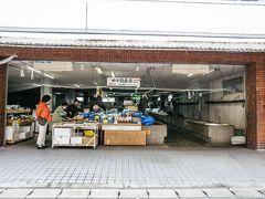 益田駅で次の列車まで1時間くらい時間があるので駅のまわりを散歩してみる。しかし、駅前はコンビニと完全に夜型な居酒屋くらいしかない。

夜はスナックとかありそうな通りを歩いていたら市場というか干物などを売っているお店を発見。ここで島根の浜田名物である「赤てん」を入手した。赤てんとは、戦後まもなく、ハムカツをイメージして作られた魚の練り物フライで、赤い色は赤唐辛子とか食紅を使っているそうだ。

で、どんなものかという話しなのだが、列車のなかでビール飲みながら食べてしまったので写真はないのです。はい。