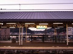 ということで夕暮れの下関駅に到着。駅からは関門海峡の海がみえて、ちょっと時間をわすれるかのようなきれいな夕焼けがみえた。