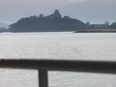 他の1人参加の方と、1階　外部の屋根付きベンチに着席。

船酔いしちゃうんだって。お気持ち分かるよー。

遠くに唐津城が見えた。