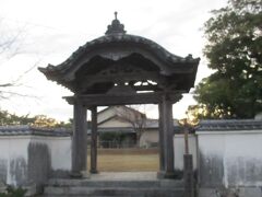 6：30　旧唐津藩藩校中門

門だけが残ってるのかな？

中は広場みたいな感じ。