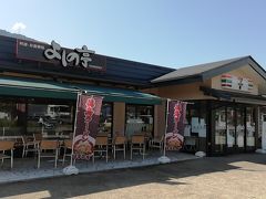 吉野川ＳＡで休憩
セブンイレブンとよしの亭と言う食堂が有ります。
こう言う所で食べてみたくても無理なのが高速バスのデメリットかなぁ