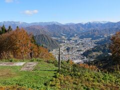 山の上まで登っていくと、ふもとの里の景色と紅葉がきれいに見えました。

このあたりは「雲の上のカフェ」になっており、足湯も楽しめます。