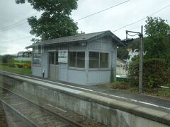 安比高原からは急勾配を下り　０８：４８　松尾八幡平駅に停車
この路線には秋田県側には同じような八幡平駅があります
