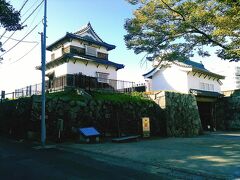 地下鉄駅から一番手前にあるのが潮見櫓です。潮見櫓は玄界灘や博多湾の監視をする役割で、本来、三の丸の北西角に建てられていたものです。その櫓が時代と共に移築され、現在の位置には昭和30年代に移築復元されています。ただ、その後の調査で、崇福寺仏殿が潮見櫓を移したものだったことが分かったため、現在この櫓の本来の名称は不明の様です。