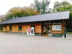 次は福岡城むかし探訪館です。福岡城むかし探訪館は、本丸の北東、昔の平和台球場跡にあります。平屋建ての建物で、入場は無料です。