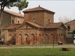 【ガッラ・プラキディア廟堂】"Mausoleo di Galla Placidia"

※イタリア語の発音に準じ「ガッラ・プラチーディア」と
　表記されることもあります。
　
ガッラ・プラキディアの寄進によりサンタ・クローチェ教会付属の
殉教者を祀る礼拝堂として5世紀前半に建設されました。
（ただし正確な建設年代や寄進者、建設目的などを記した
　当時の確固たる記録がないため、諸説あるとのことです）

上から見ると建物はラテン十字(※)の形をしています。

※「ラテン十字」とは私たちがよく目にする十字架の形で
　縦棒の下の部分が長いクロスのこと。
　長さが全て同じ正十字は「ギリシャ十字」と呼ばれます。