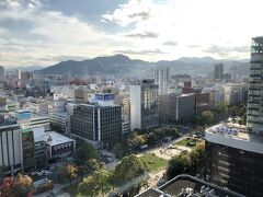 自転車ですすきの方面に向います。
次の目的地は札幌市役所です。
こちらの19階のパーラー青空でデザートを食べる予定だったけど、ジンギスカンでお腹いっぱい。
代わりに展望回廊で景色を楽しみます。
北側と南側に分かれているから360度展望じゃないけど、無料だから文句はありません。