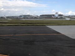 那覇空港に到着。
遠くに青い空が見えるが、頭上は黒雲が覆い、滑走路は雨が降った後。
この後の天候に期待するのは厳しいだろう、翌日に希望を託すしかありません。
ニッポンレンタカーの予約をしていたので、空港から営業所へ移動です。