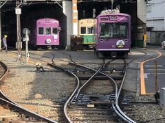 2両編成の可愛い電車に乗って最初の駅である西院駅の車窓。操車場があってこれがまたいいムード。