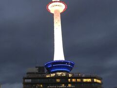 京都駅に戻り、GOTO地域クーポンの残りでお土産や駅弁を買いあさり、帰りの新幹線へ。
京都タワーを見上げながら、今日は巨大な人造物を見上げる1日だったなっと思いつつ、ふとiPhoneの万歩計を確認するとここまで2日間で5万歩も歩いてる！そりゃ疲れるわけだ。
息子のための修学旅行補完計画でしたが、結局自分が一番楽しんでいたようなw