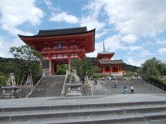 5月24日
清水へ
清水寺の正面
まばらな観光客
このとおり閑散としている。

