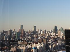 高輪ゲートウェイ駅。
画像中央がザ・リッツ・カールトン東京。
上空に羽田を離陸した飛行機。