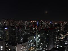 3224号室からの夜景。
東京スカイツリーの頭と青いレインボーブリッジ