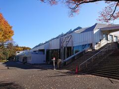 飯田市街地へ戻りましょうか。
飯田市美術博物館です。