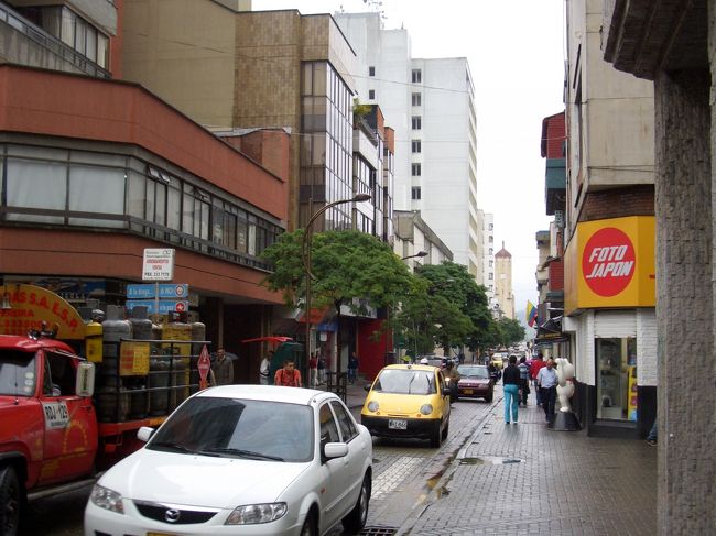 ペレイラに到着。ペレイラの街に出た。朝から雨模様でどんよりとした空が広がっている。でも南米の地方都市にありがちな荒廃した雰囲気はこの街にはなく、ショッピングアーケードや遊歩道、街路樹などあか抜けしていて清潔感がある。ここが悪名高いコロンビアだというのが信じられない気持ちだ。またどういうわけか「チーノ」と声がかからない。道行く人々はチラッとこちらを見る人もいるが、基本的にみんな無関心だ。ジロジロ見たりするのは失礼なことだと認識しているのだろうか。そうだとするとコロンビアは街並だけでなく人々の意識もレベルが高いと言うことだろうか。今まで中南米を旅行したときに感じた不快感が全くない。