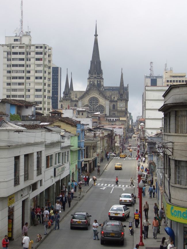 ペレイラから近場の大都市マニザレスヘいってみた。ペレイラより規模が大きく都市という感じで人通りも多く活気がある。